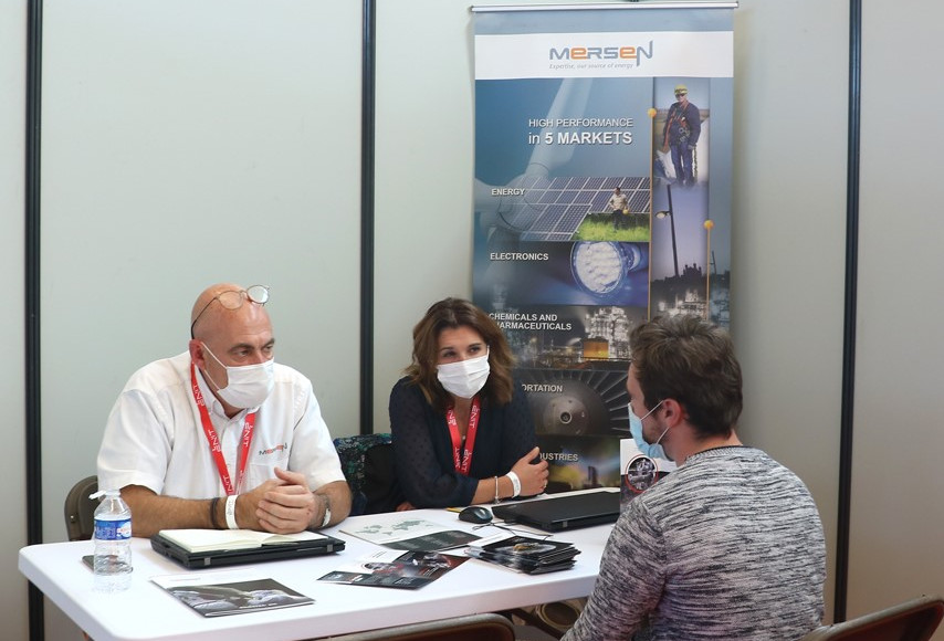 Mersen ambassadors discuss with a student at ENIT forum