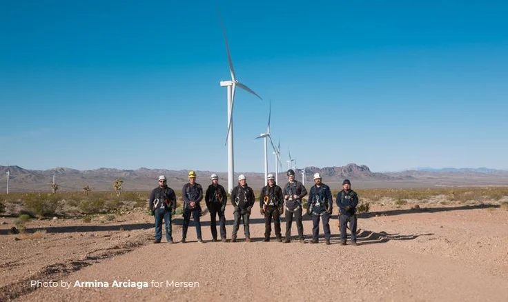 Wind turbine Mersen maintenance team in a wind field